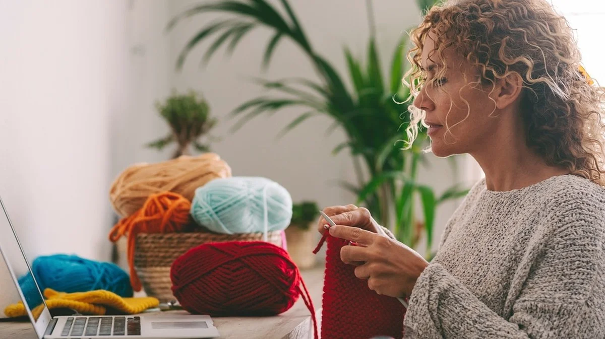 Pourquoi les ergothérapeutes recommandent de tricoter pour vider complètement votre esprit