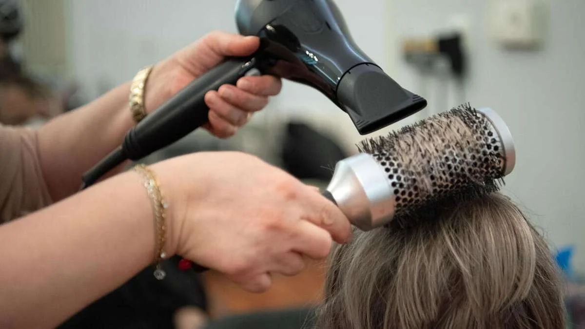 Pourquoi donner un pourboire au coiffeur par carte est une mauvaise idée (et l'astuce pour qu'il ne disparaisse pas)