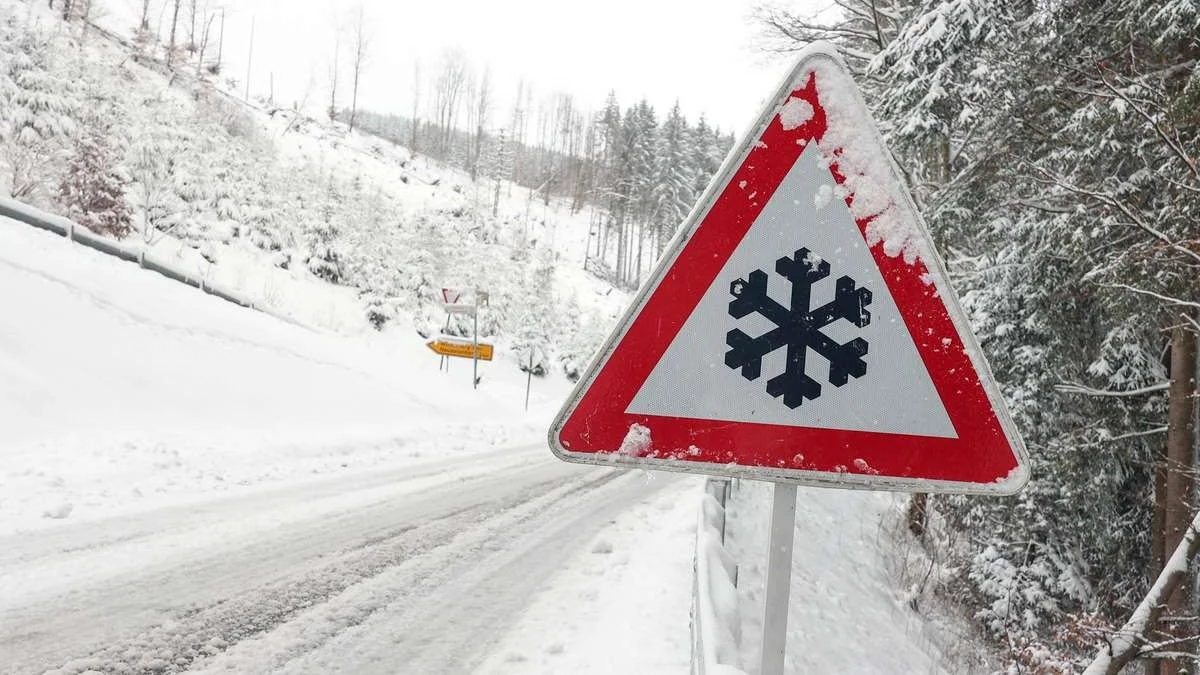 Le panneau flocon de neige sur la route : 3 cas où la limitation de vitesse s'applique MÊME en plein soleil