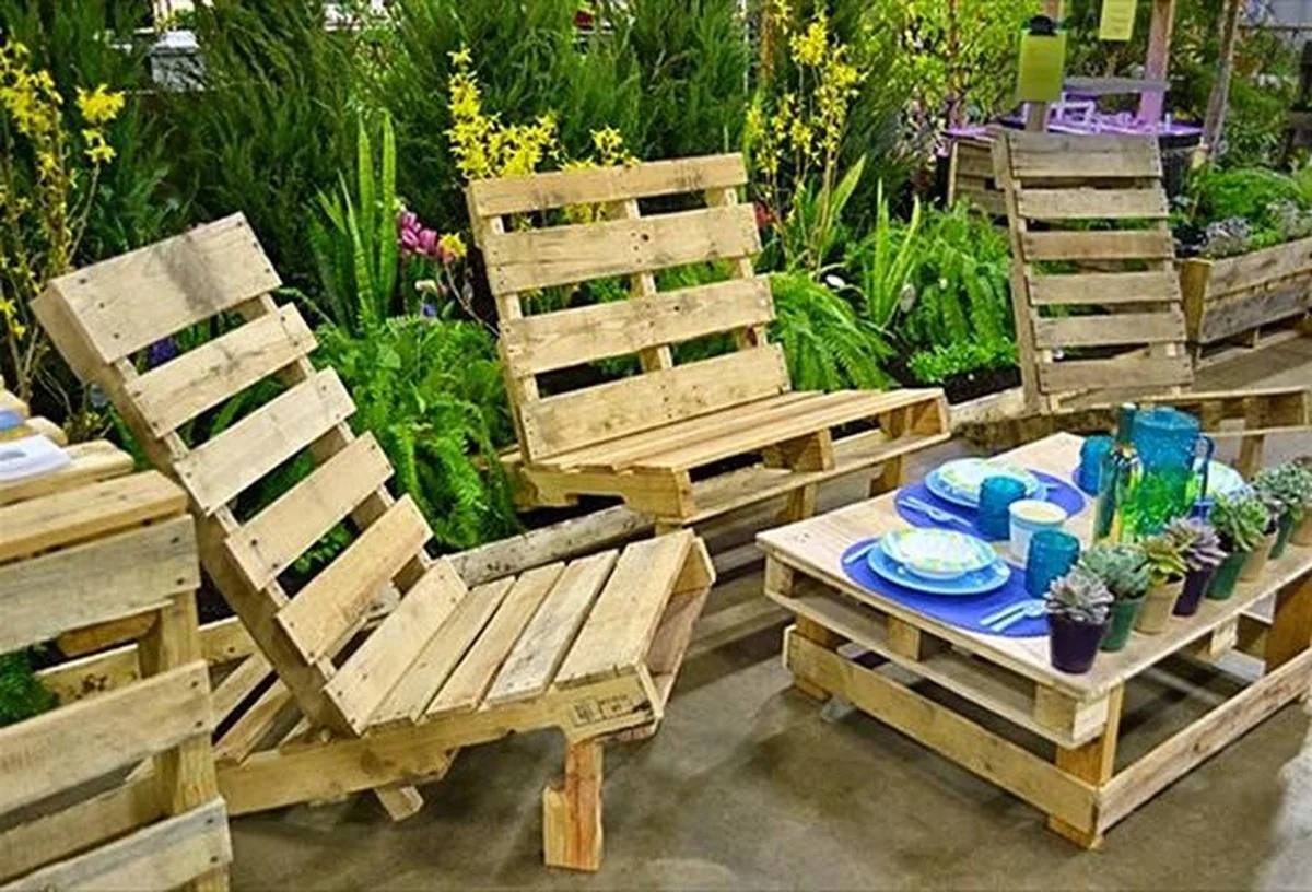 Palettes en bois recyclées ? Construisez ce salon de jardin tendance pour moins de 30€. - image 1