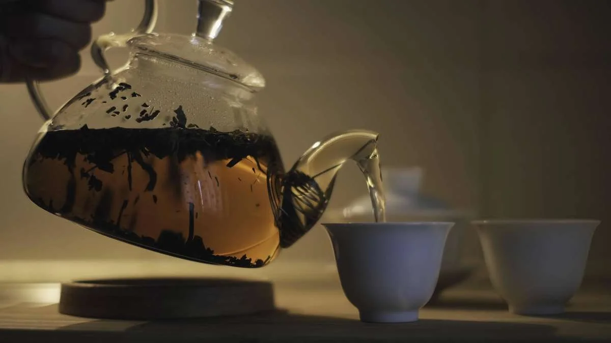 Pourquoi votre thé vert du soir peut cacher autant de caféine qu'un espresso