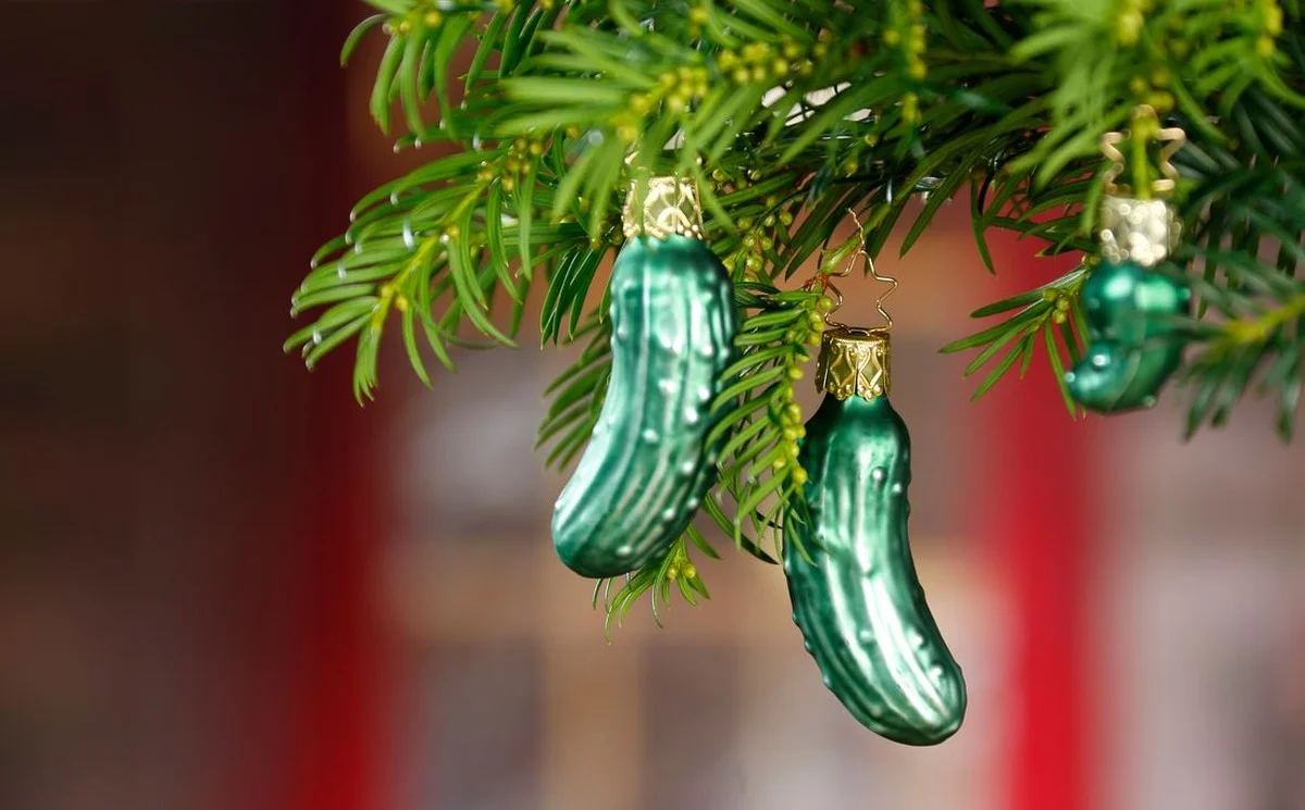 Pourquoi les Allemands cachent un cornichon dans leur sapin de Noël (et les trois autres tendances découvertes par l