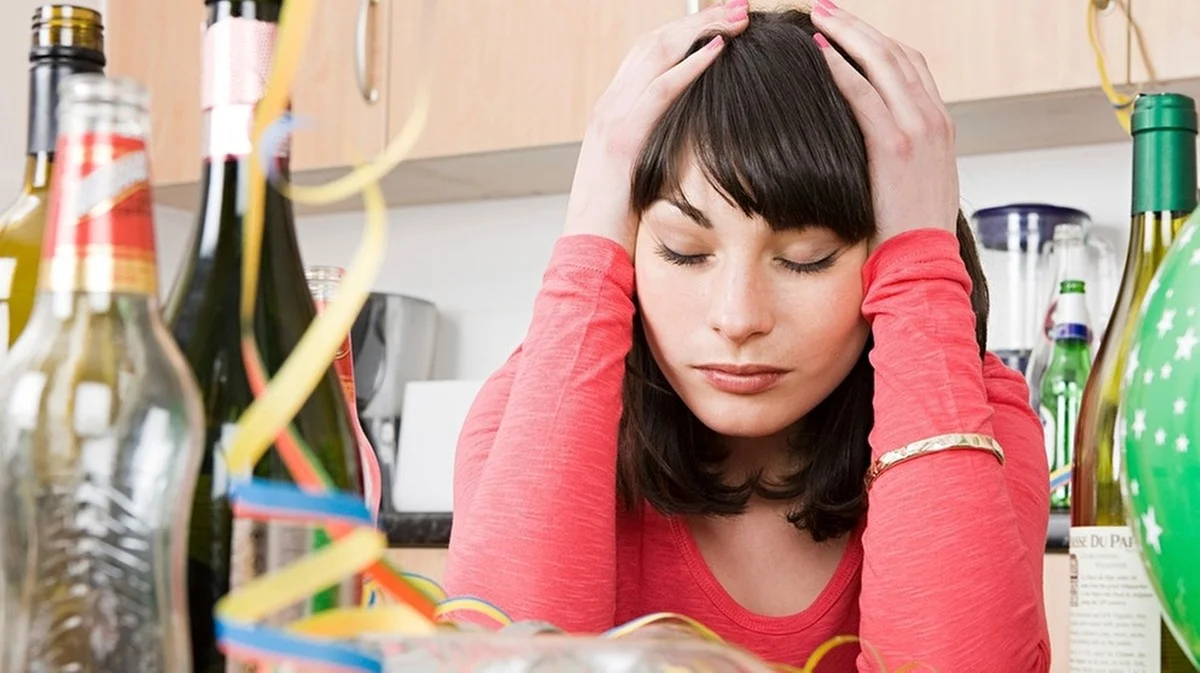 Pourquoi les professionnels mettent toujours un verre d'eau *entre* les cocktails (et ce que vous devriez manger)