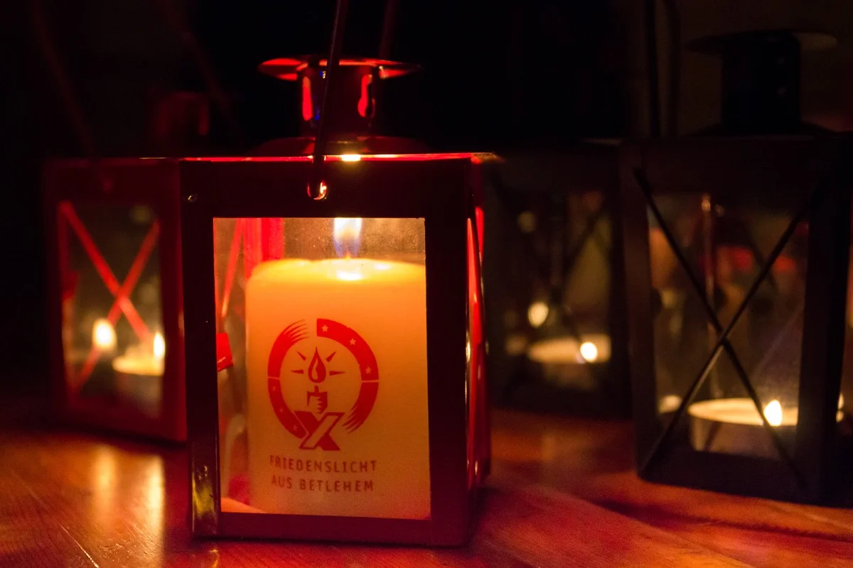 Comment une simple bougie de Bethléem apporte l