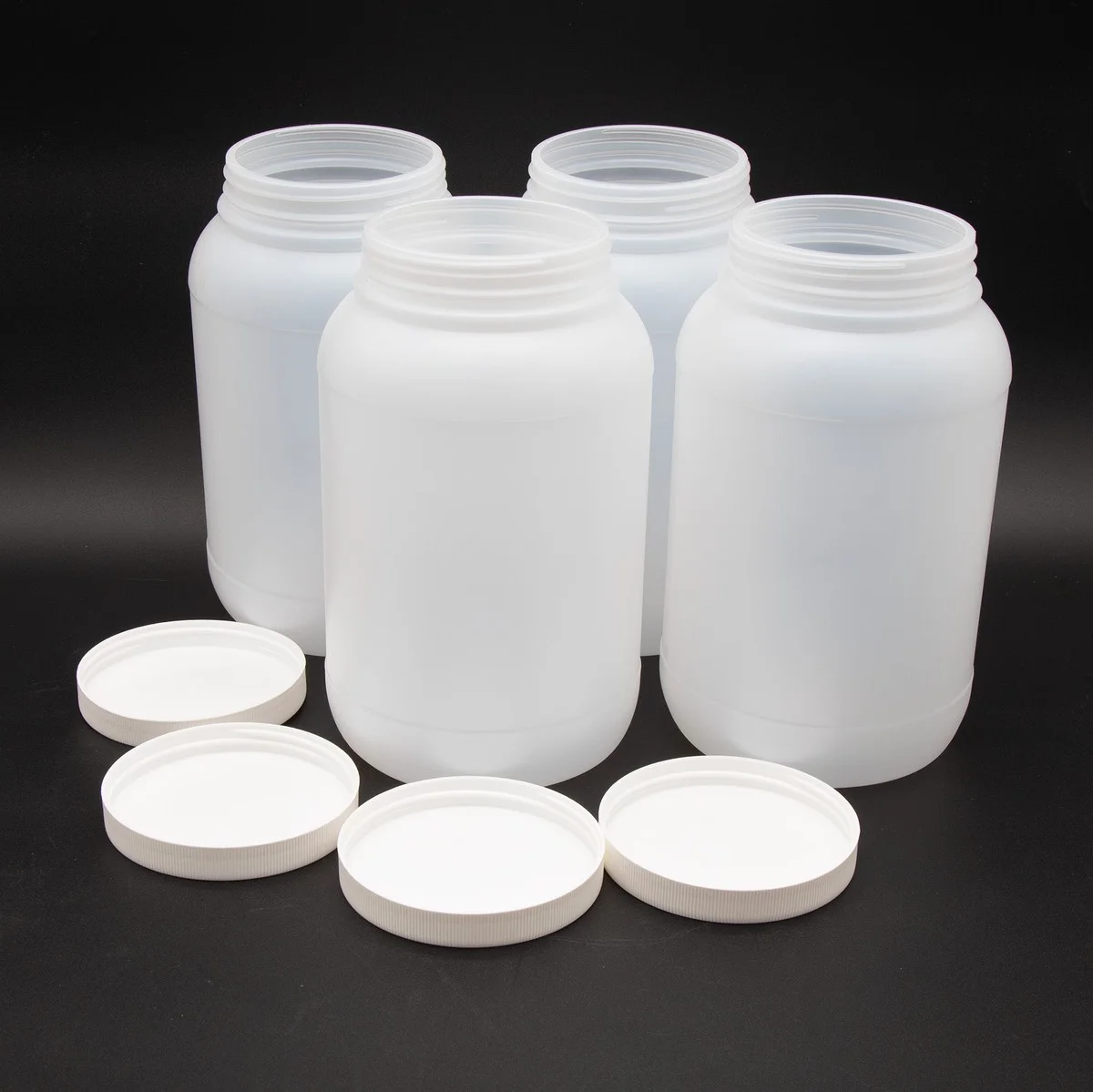 Des bouteilles plastique coupées comme mini-serres ? Pourquoi vos semis pousseront 2 fois plus vite. - image 1