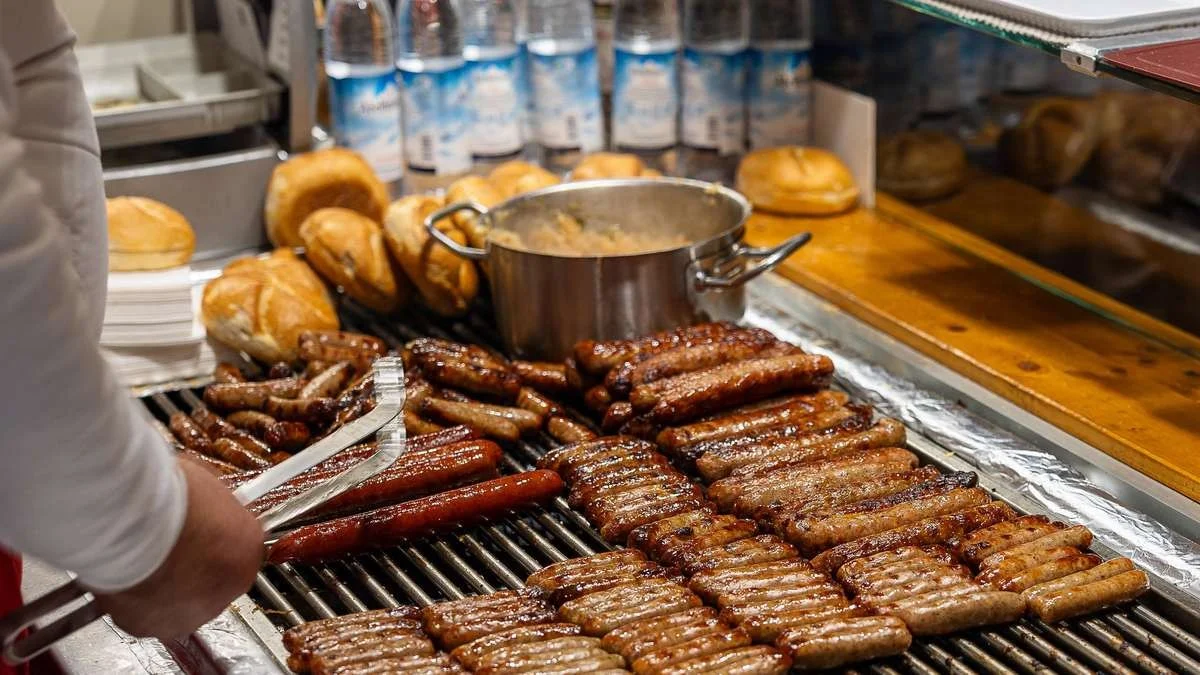 Pourquoi une simple saucisse coûte désormais 5 euros aux Marchés de Noël (et ce que les pros y mettent pour ce prix)