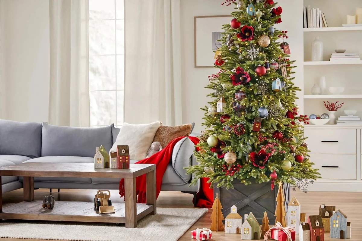 Le secret des décorateurs : comment 5 objets simples transforment votre sapin de Noël habituel - image 1