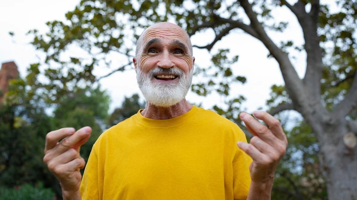 À 93 ans, le "Grandad" qui fait pleurer et sourire le monde entier avec sa voix