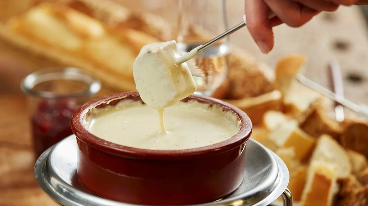 J’ai testé le secret du fondue savoyarde : pourquoi le Schnaps change tout