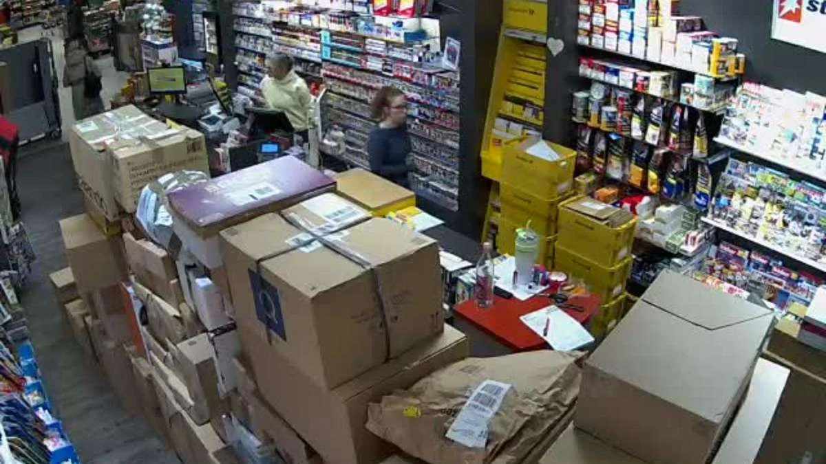 Ce que les livreurs de colis font vraiment face à la pile de paquets et pourquoi ils ne sonnent plus