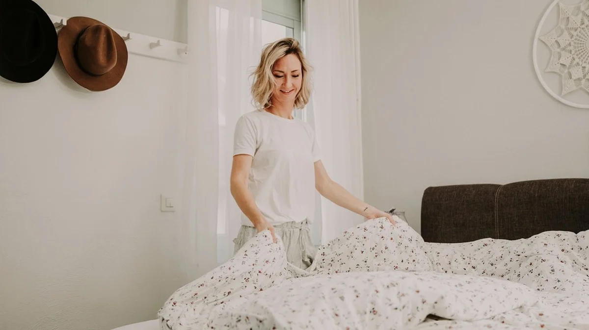 Pourquoi les professionnels laissent leur lit défait le matin (et pourquoi vous devriez faire pareil)