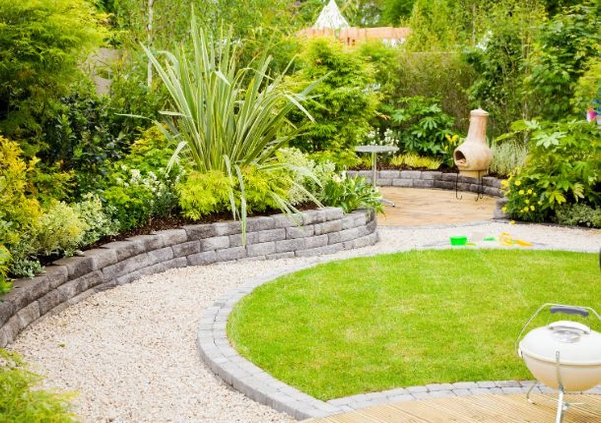 Des bouchons de liège plantés autour du potager ? L'astuce qui éloigne les limaces sans produits chimiques.