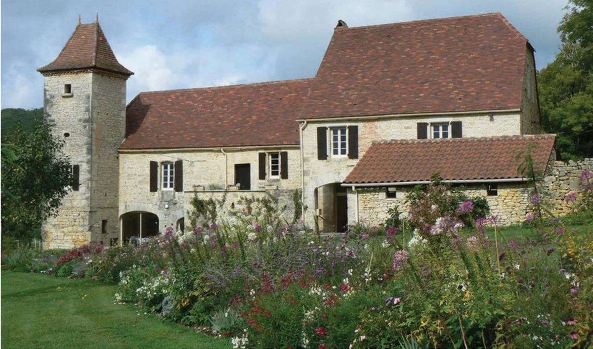 Les paysagistes professionnels révèlent : ne plantez jamais ces arbustes à côté de votre maison. - image 2