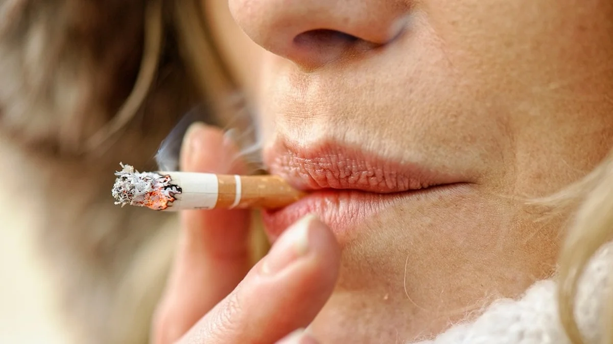 Le petit objet que les médecins recommandent de garder près de vous si vous voulez arrêter de fumer après 45 ans