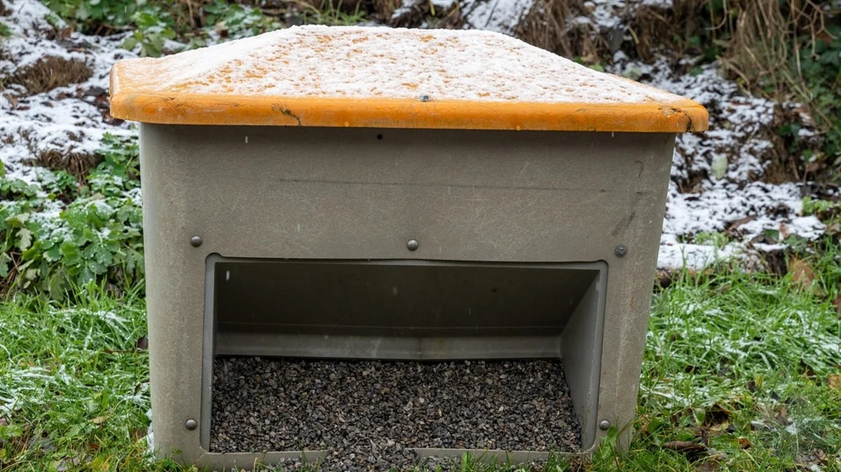 Pourquoi les professionnels du déneigement laissent-ils du gravier gratuit dans ces boîtes orange