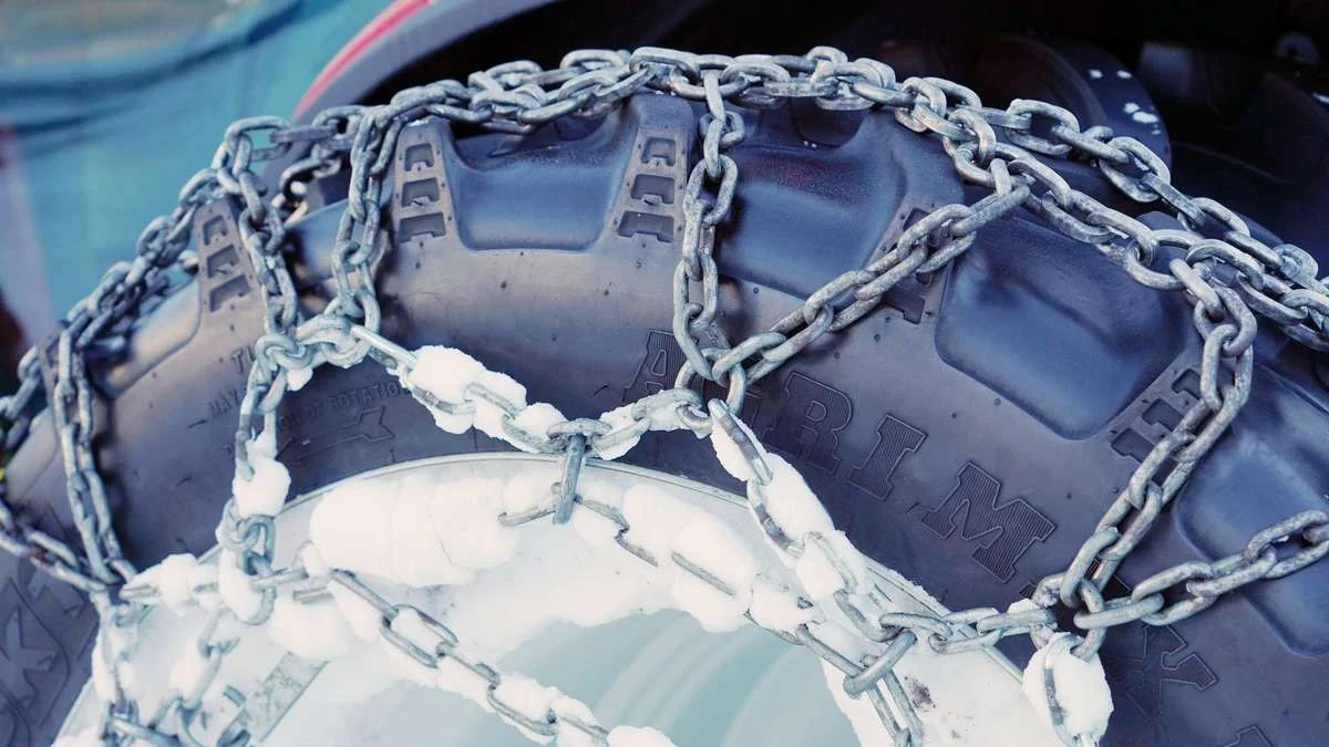 La petite astuce méconnue des pros pour doubler l'adhérence de votre voiture dans la neige