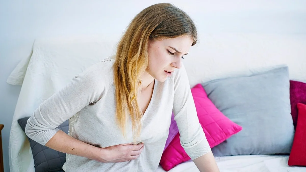 Trois gestes anti-reflux que les gastro-entérologues font juste après un dîner copieux