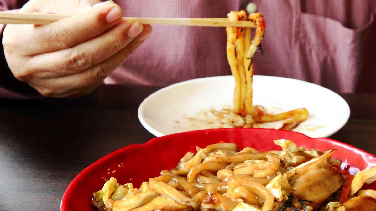 La bêtise que vous faites à table en France (et qui choquerait au Japon)