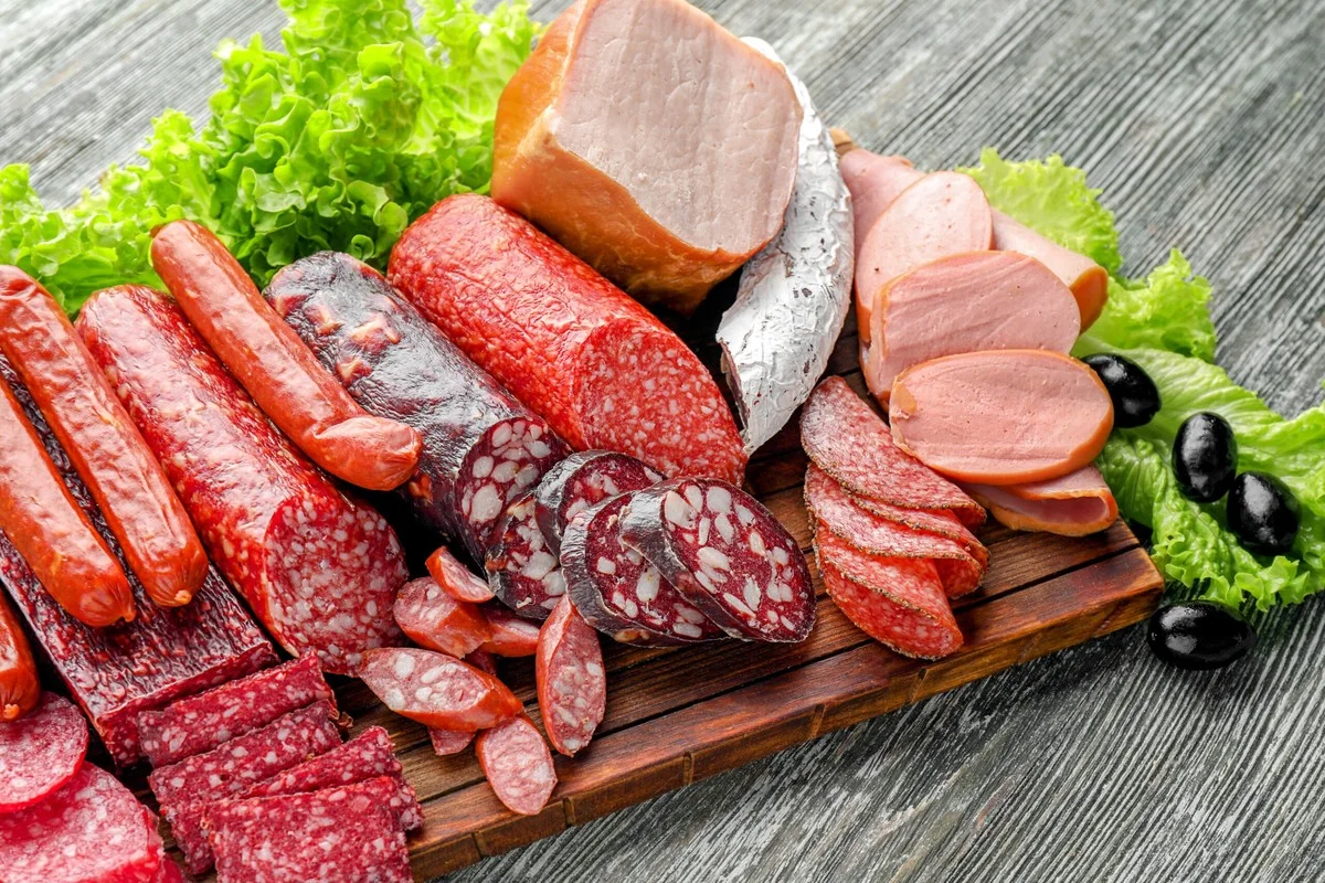 Le danger invisible dans les saucisses pour enfants : pourquoi 80 % dépassent la limite de sel selon l