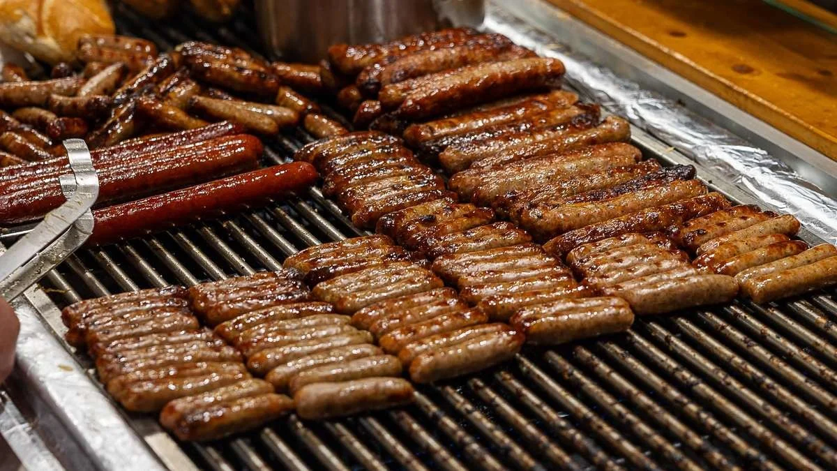 Pourquoi votre saucisse de Noël coûte désormais 5 euros (et pourquoi les gérants de marché sont attaqués)