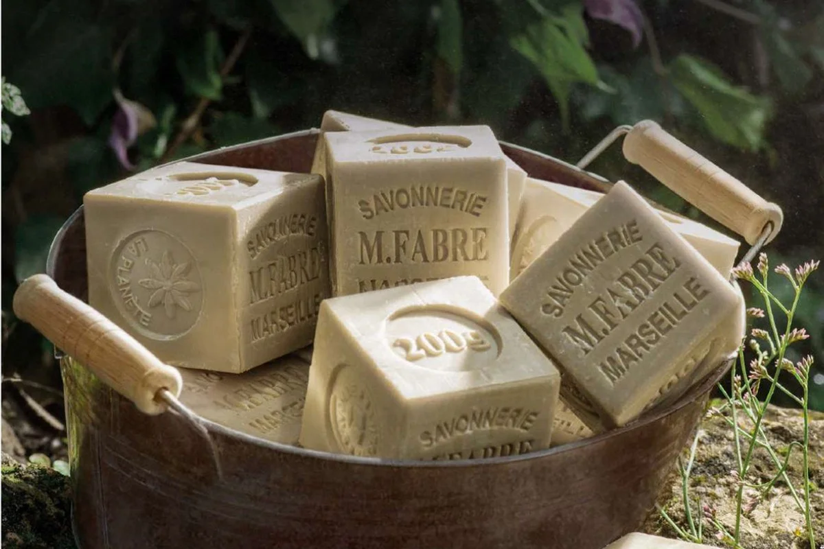 Du savon de Marseille râpé autour du potager ? Comment cela repousse les nuisibles naturellement.