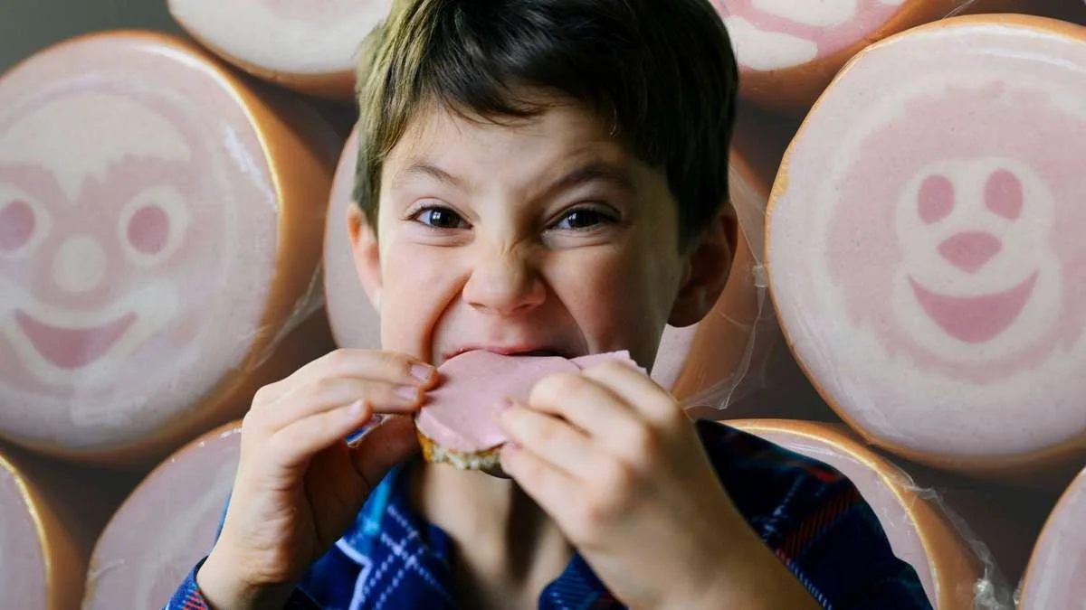 Pourquoi 80% des saucissons pour enfants dépassent les limites de sel (Le piège que les parents ignorent)