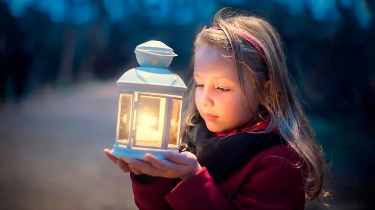Comment une simple bougie de Bethléem apporte l'espoir et pourquoi on la voit partout en France avant Noël