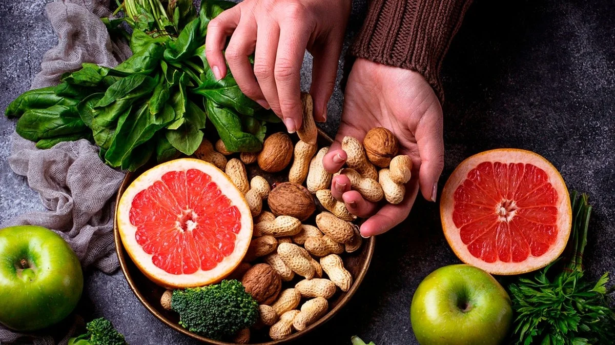 Les cinq aliments que tous les nutritionnistes mettent dans leur liste pour dégraisser le foie (et lesquels éviter)